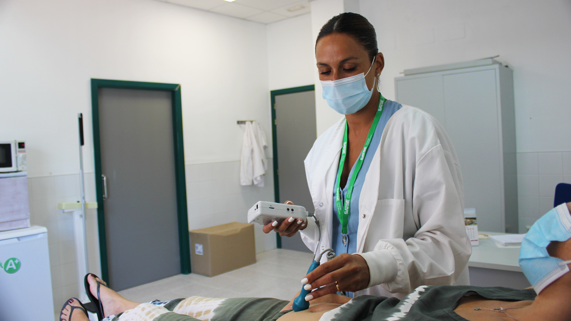 Matrona realiza ecografía en una paciente